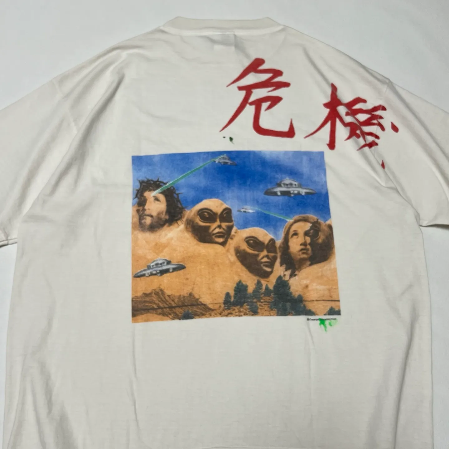 SAINT Mxxxxxx × Sean Wotherspoon SW_SS TEE/KIKI/WHT Alien Crisis/Alien President Mountain TEE Off-white S-XL Super handsome co-branded alien print design Ultra-difficult printing restoration High printing difficulty The word 'Crisis' is printed on the body and sleeve bones Correct version Customized SW co-branded accessories/cylindrical side seam fabric Enzyme heavy washing water distressing Handmade garments with graffiti and ink splashing